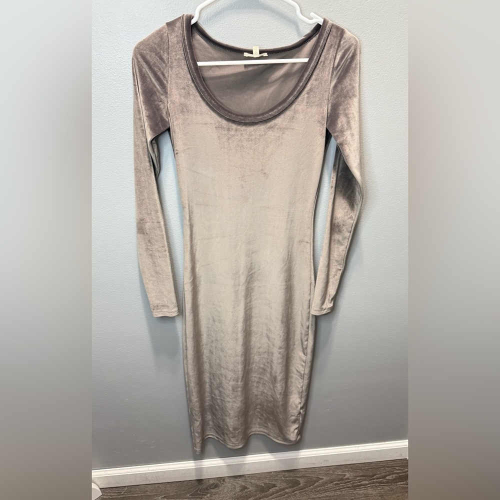 Aritzia Wilfred Free Anouk Long Sleeve Velvet Midi Dress Size XS